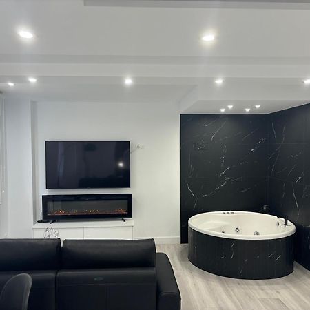 Black And White Suite Cervantes Castro Urdiales Esterno foto