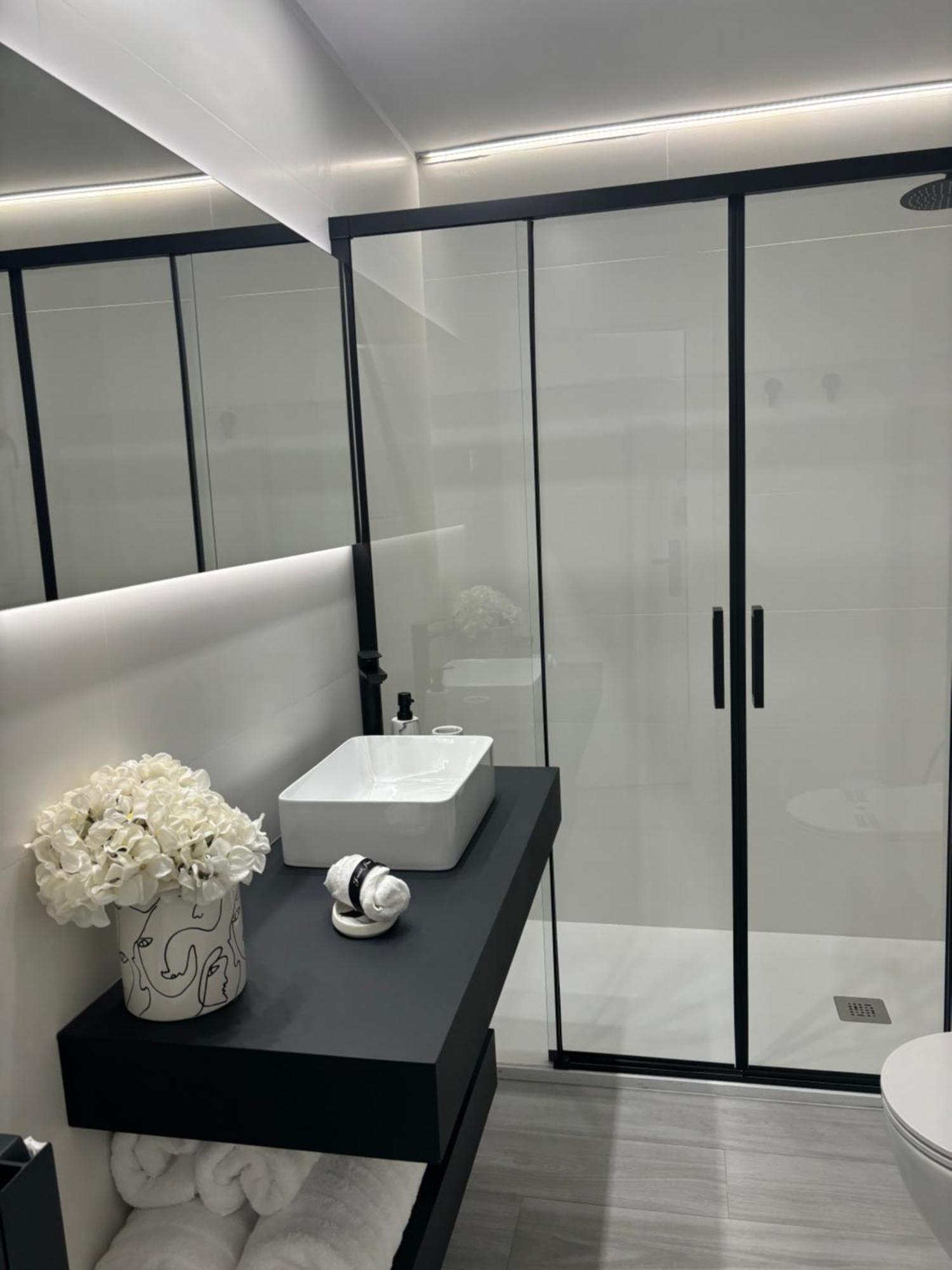 Black And White Suite Cervantes Castro Urdiales Esterno foto