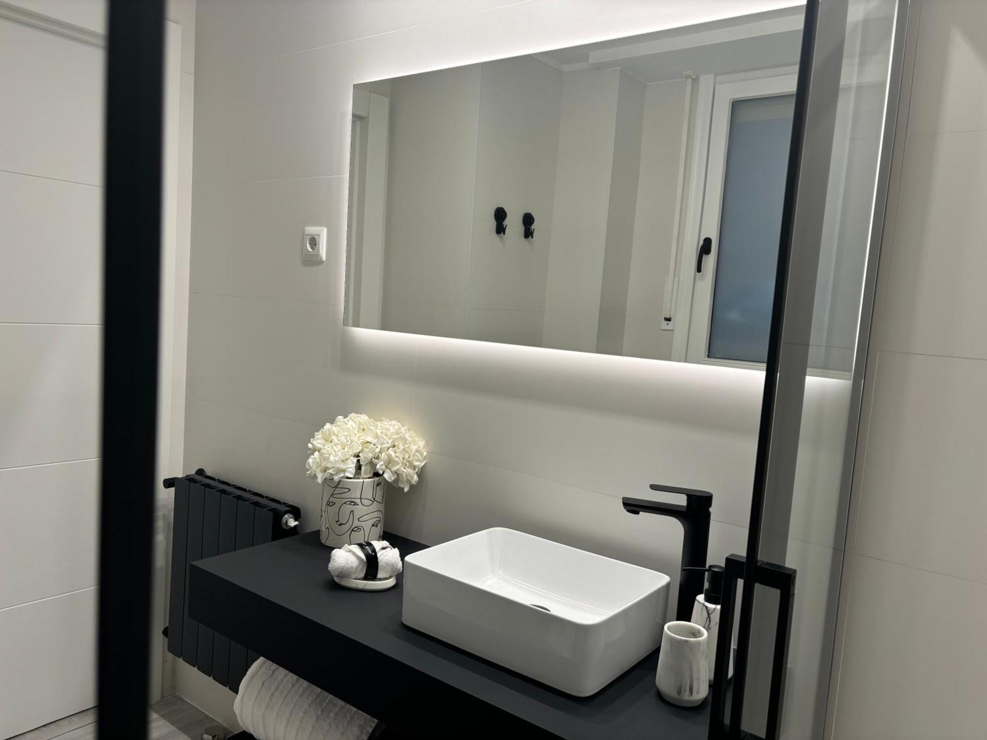 Black And White Suite Cervantes Castro Urdiales Esterno foto