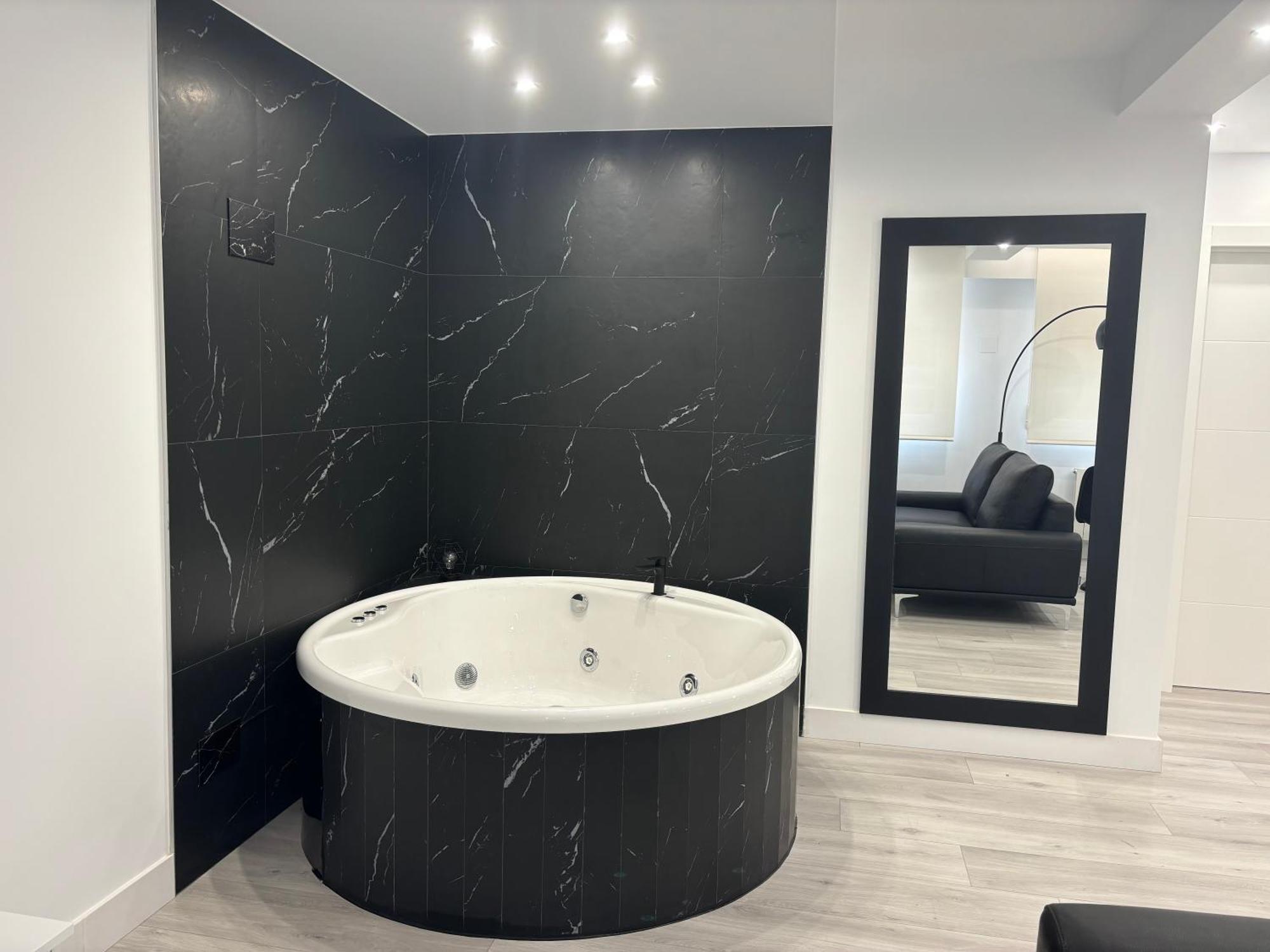 Black And White Suite Cervantes Castro Urdiales Esterno foto
