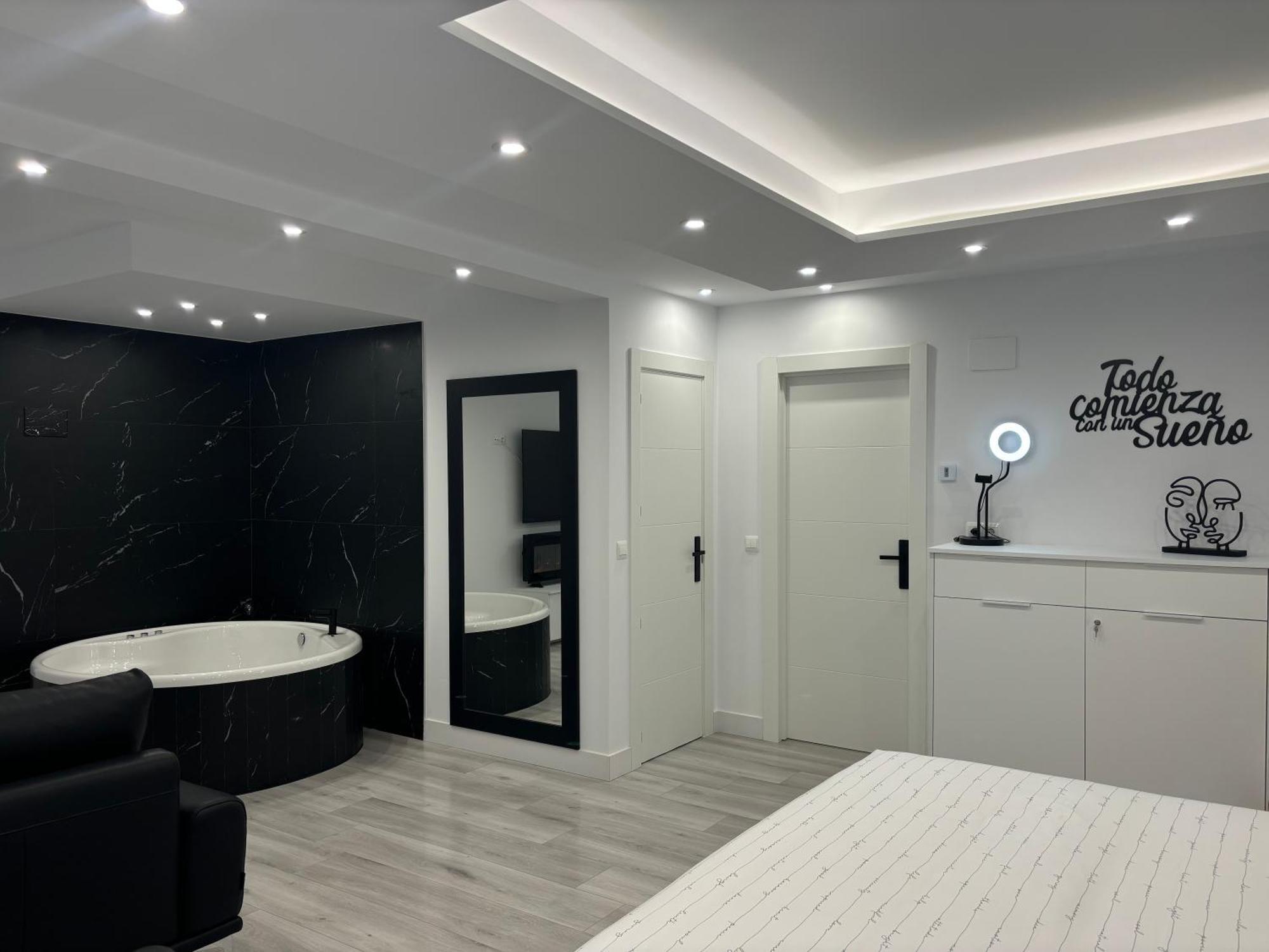 Black And White Suite Cervantes Castro Urdiales Esterno foto