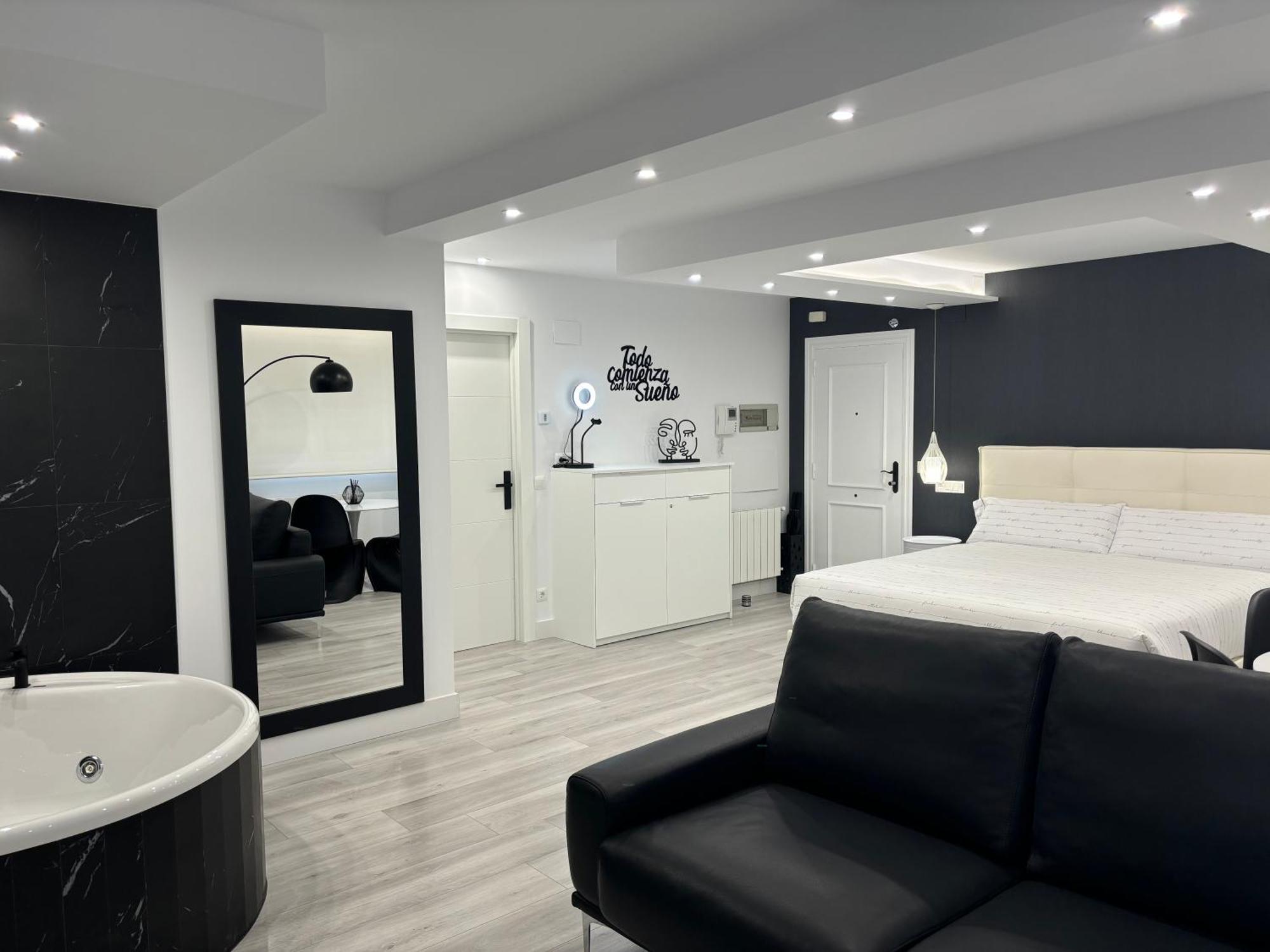 Black And White Suite Cervantes Castro Urdiales Esterno foto