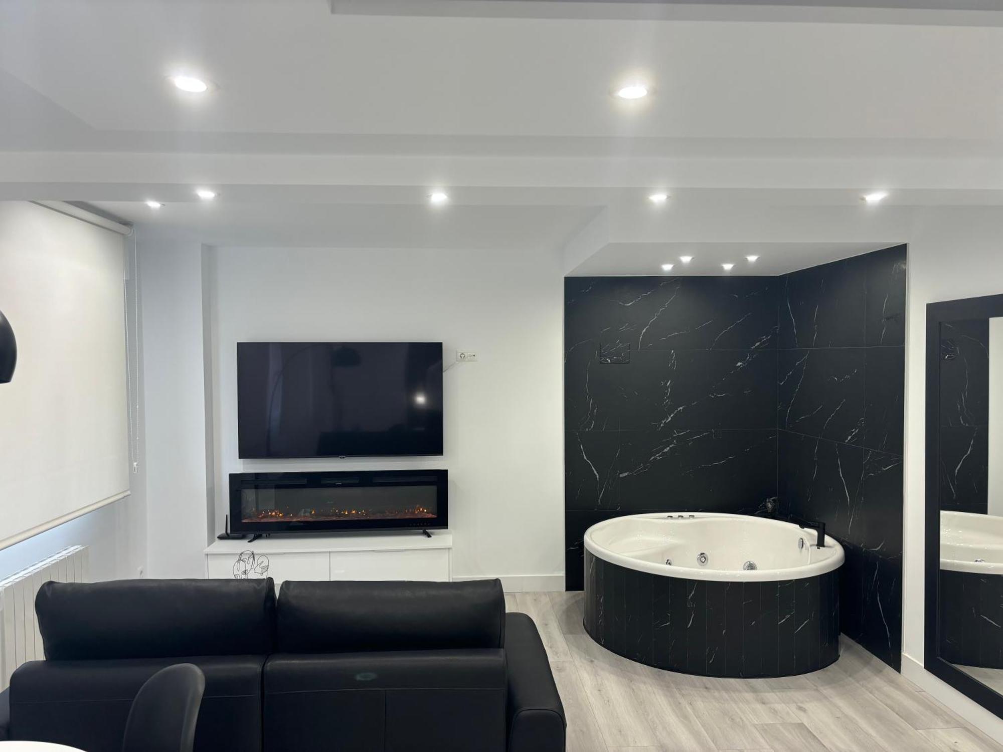 Black And White Suite Cervantes Castro Urdiales Esterno foto